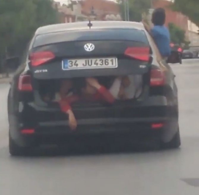 Otomobilin bagajındaki çocukların tehlikeli yolculuğu