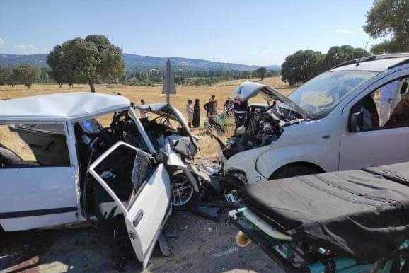 Hafif ticari araç ile otomobil kafa kafaya çarpıştı: 1 ölü, 6 yaralı