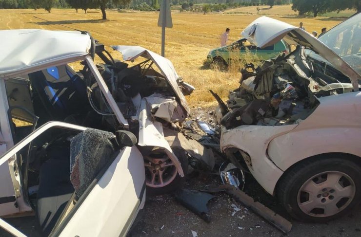 Hafif ticari araç ile otomobil kafa kafaya çarpıştı: 1 ölü, 6 yaralı
