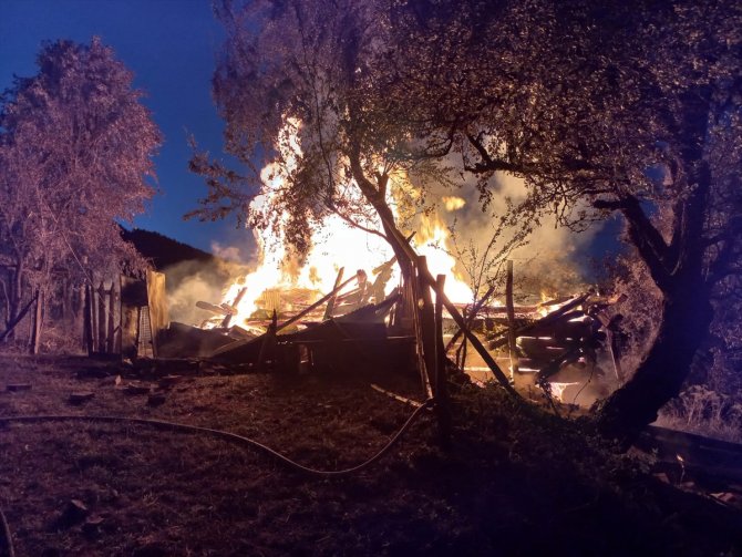 Çıkan yangında ahşap ev tamamen yandı