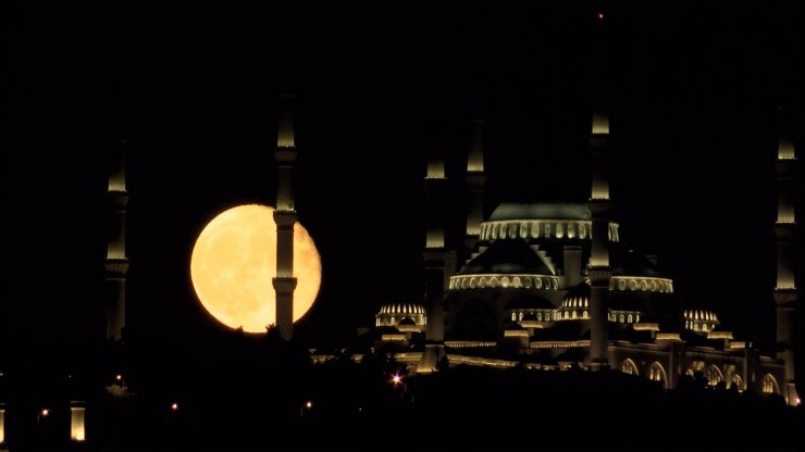İstanbul'da dolunay kartpostallık görüntüler oluşturdu