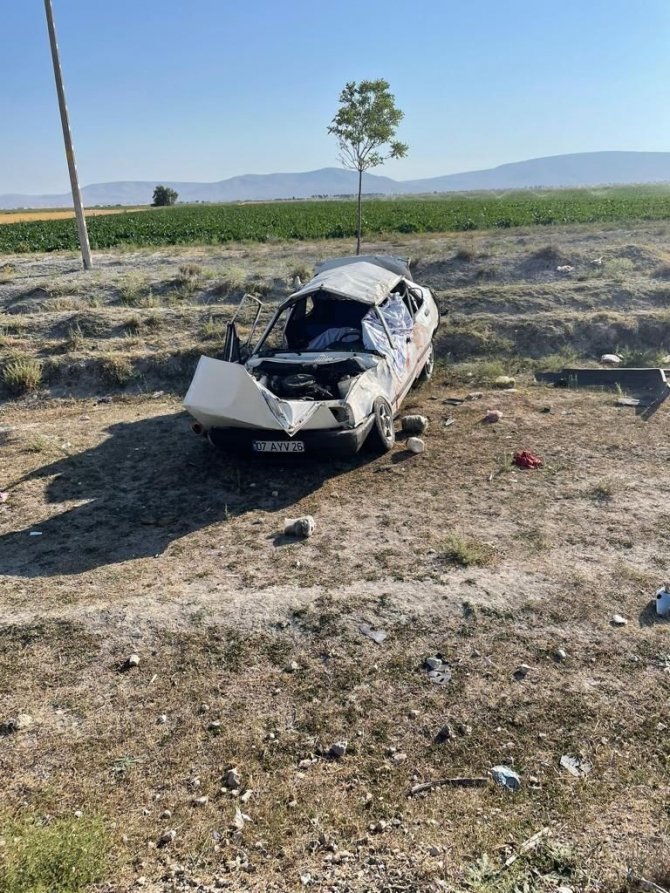 Konya'da kontrolden çıkan otomobil şarampole devrildi! 1 ölü, 3 yaralı