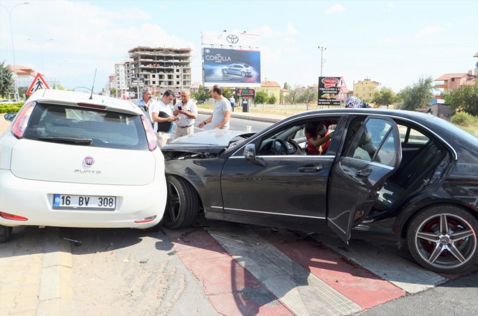 Aksaray'da iki otomobil çarpıştı: 6 yaralı