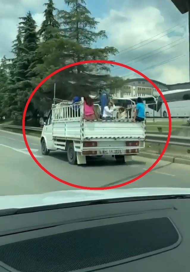 Çocukların kamyonet kasasındaki tehlikeli yolculukları yürekleri ağza getirdi
