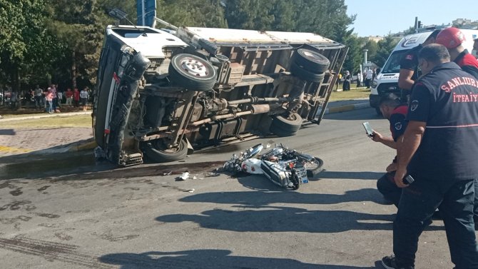 Meşrubat kamyoneti motosikletli çifte çarptı: 1 ölü, 2 yaralı