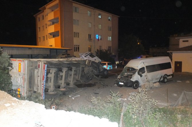 Kontrolden çıkan kamyonu beton bariyerler de durduramadı: 5 yaralı
