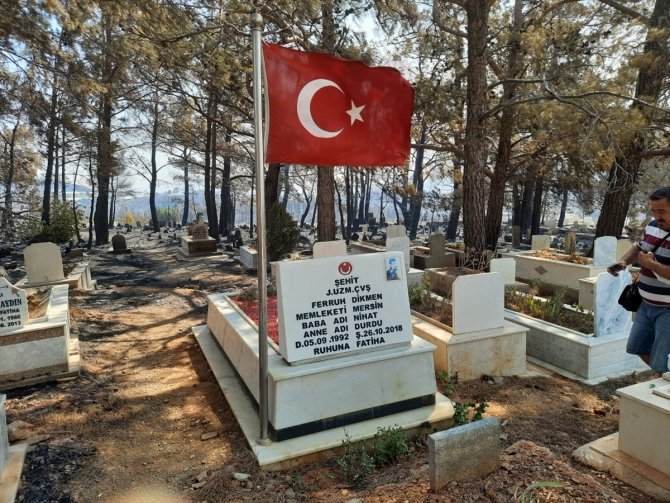 Orman yangınında şehit kabri ve Türk bayrağı zarar görmedi!