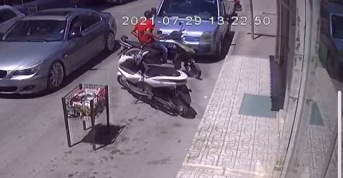 Motosikleti çaldı, sahibi bağırınca bırakıp kaçtı