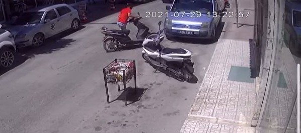 Motosikleti çaldı, sahibi bağırınca bırakıp kaçtı