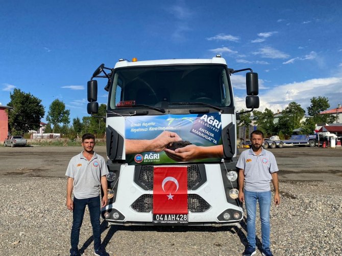 Ağrı’dan Antalya’daki yangınlara iş makinesi desteği