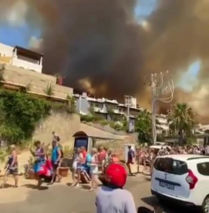 Bodrum’da yangınlar büyüyor, bazı ev ve oteller tahliye ediliyor