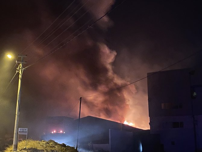 Kahramanmaraş'ta geri dönüşüm tesisinde çıkan yangına müdahale ediliyor