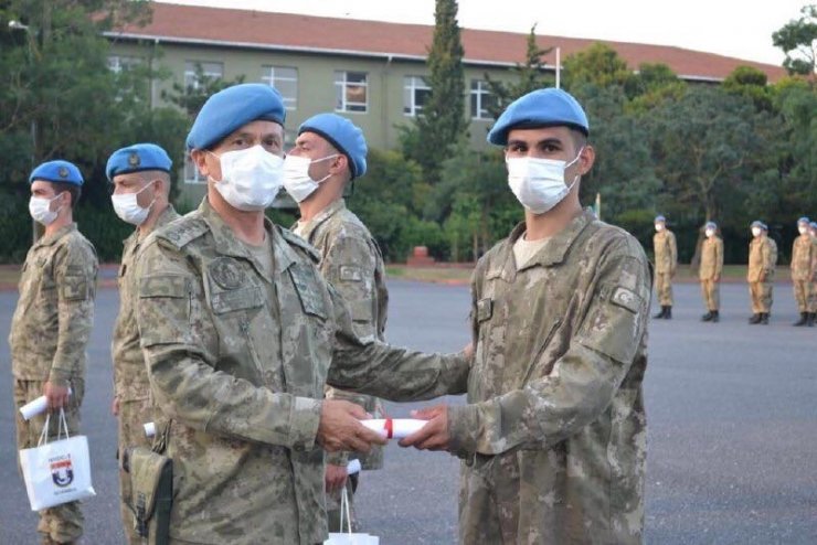 Kışlada yangın çıkaranları yakalayan askeri personel ödüllendirildi