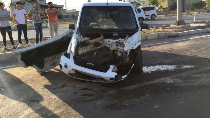 Konya'da hafif ticari araç ile otomobil çarpıştı: 5 yaralı
