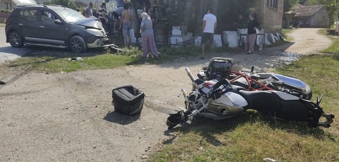 Motosiklet otomobille çarpıştı: 1 ağır yaralı