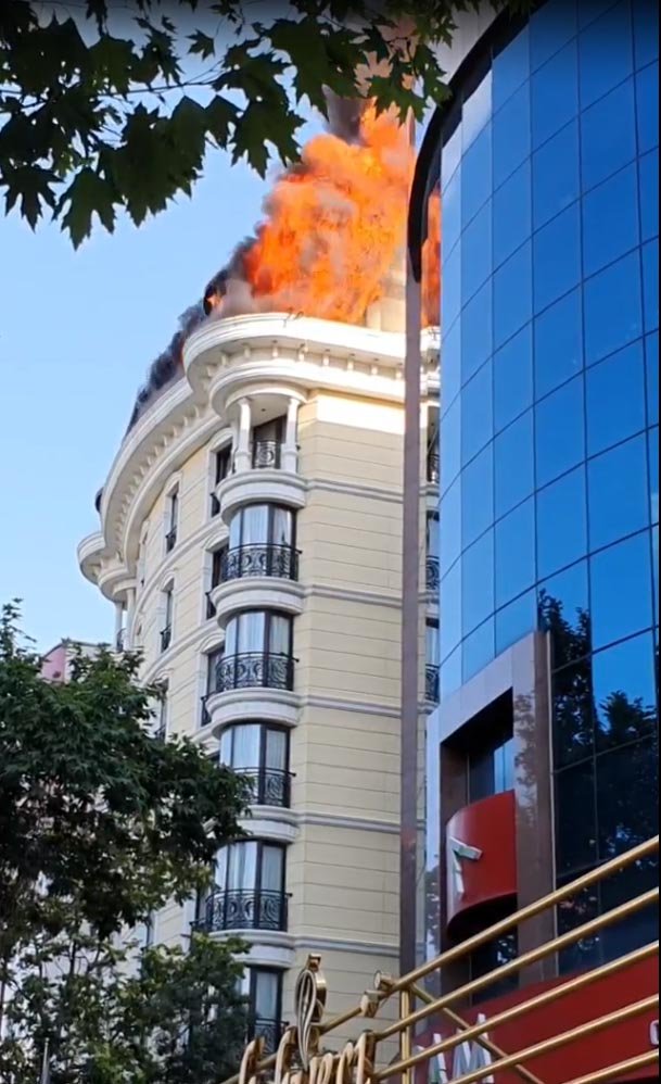 Otelin çatısında çıkan yangın korkuttu