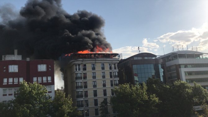 Otelin çatı katında çıkan yangına müdahale ediliyor