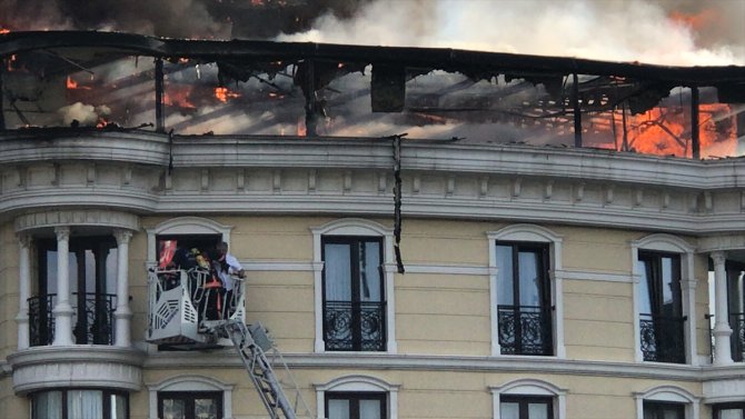 Otelin çatı katında çıkan yangına müdahale ediliyor