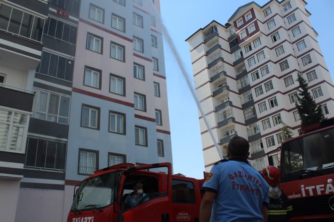 11 katlı binanın çatısında çıkan yangın kontrol altına alındı