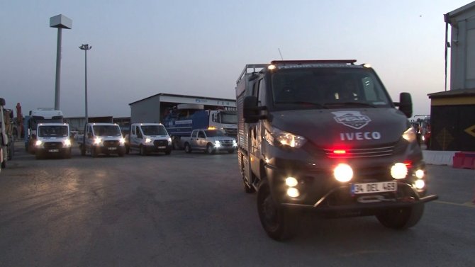 Antalya’daki yangını söndürme çalışmalarına destek için 3 arazöz ve uzman ekipler Pendik’ten yola çıktı