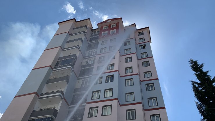 Çatısında yangın çıkan 13 katlı apartmandakiler tahliye edildi
