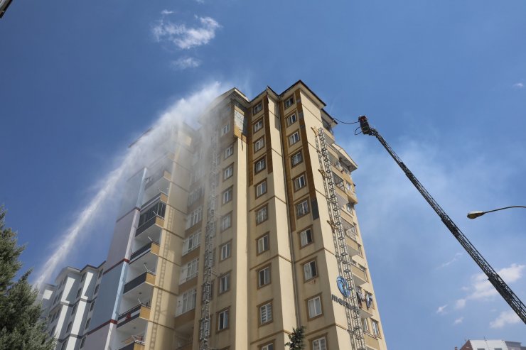 Çatısında yangın çıkan 13 katlı apartmandakiler tahliye edildi