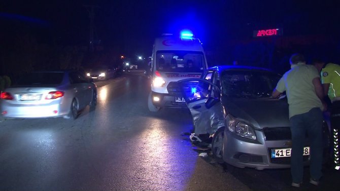 2 otomobil çarpıştı: Anne ve 2 çocuğu yaralandı