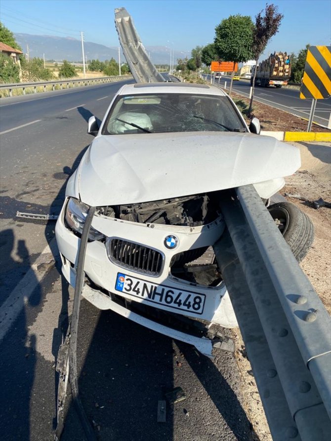 Konya'da refüjdeki korkuluklara çarpan otomobildeki 3 kişi yaralandı