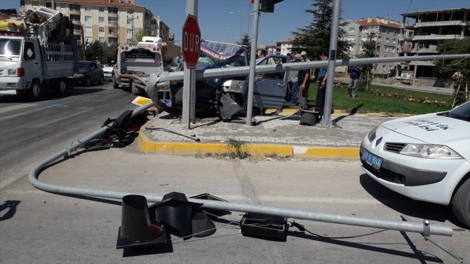 Konya'daki kazada araç önce aydınlatma sonra da trafik lambalarına çarparak durabildi