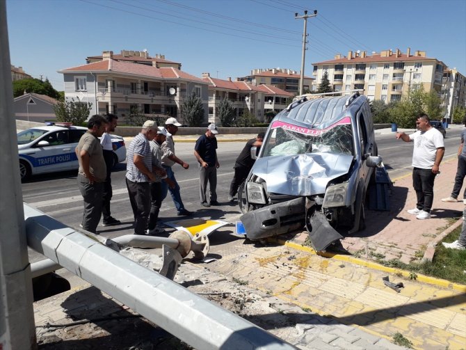 Konya'daki kazada araç önce aydınlatma sonra da trafik lambalarına çarparak durabildi