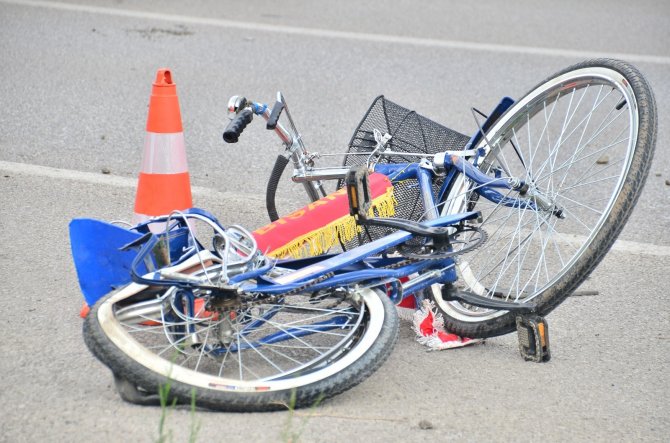 Otomobil bisiklete çarptı: 1 ölü