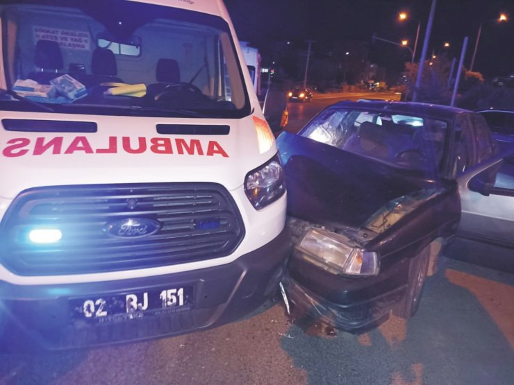 Ambulans ile otomobil çarpıştı: 3 yaralı