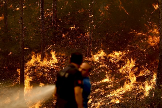 Manavgat'taki orman yangınlarına havadan ve karadan müdahale ediliyor