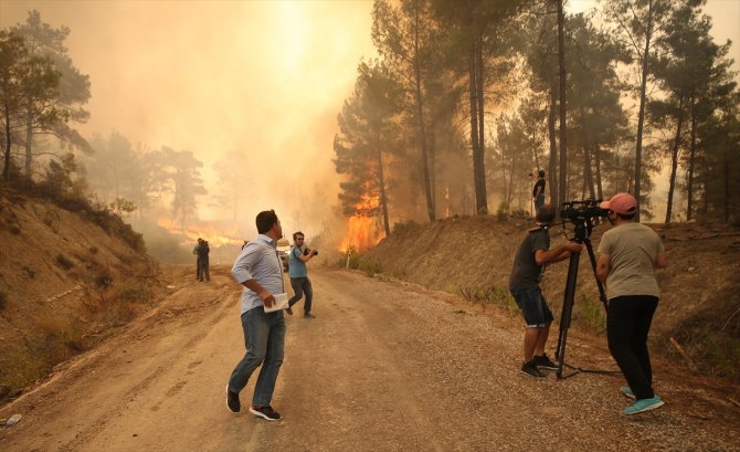 Manavgat'taki orman yangınlarına havadan ve karadan müdahale ediliyor