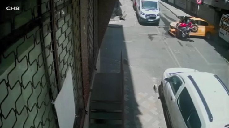 Ara sokaktan çıkan taksiye motosikletli böyle çarptı 