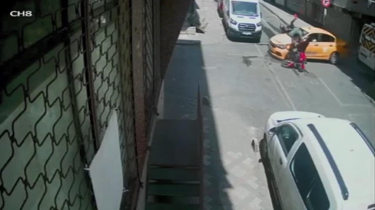 Ara sokaktan çıkan taksiye motosikletli böyle çarptı 