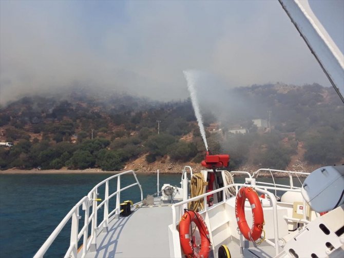 Kıyı Emniyeti ekipleri orman yangınlarına denizden müdahale ediyor