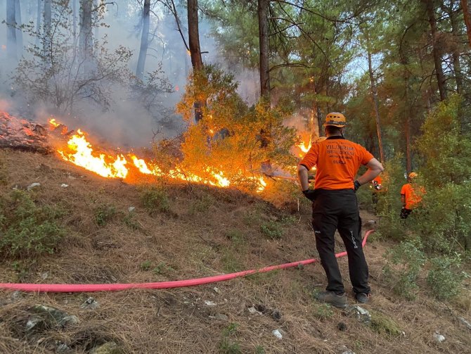 Bursa Yıldırım Belediyesi, Muğla’daki yangınlarda canla başla mücadele ediyor