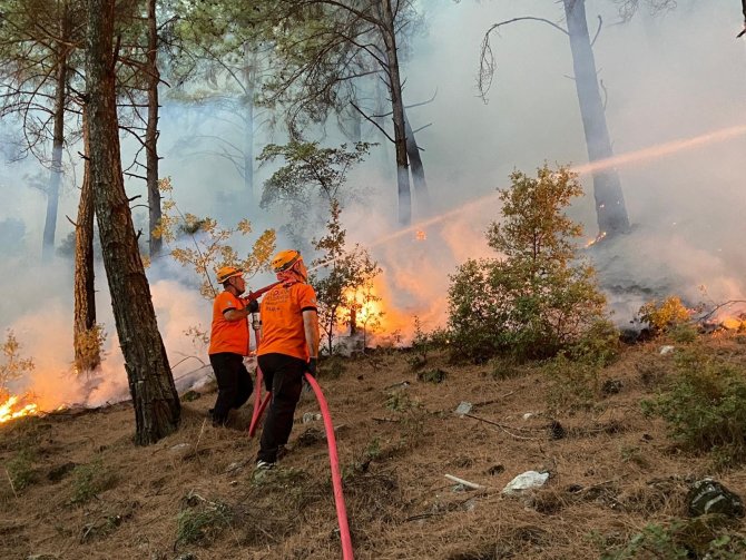 Bursa Yıldırım Belediyesi, Muğla’daki yangınlarda canla başla mücadele ediyor