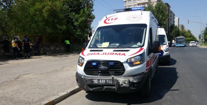 Hasta taşıyan ambulans ile minibüs çarpıştı