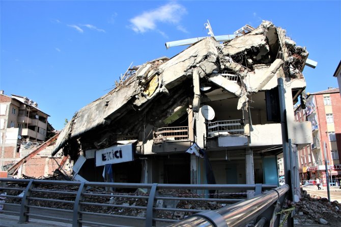 Kontrollü yıkımda hasarlı bina böyle çöktü