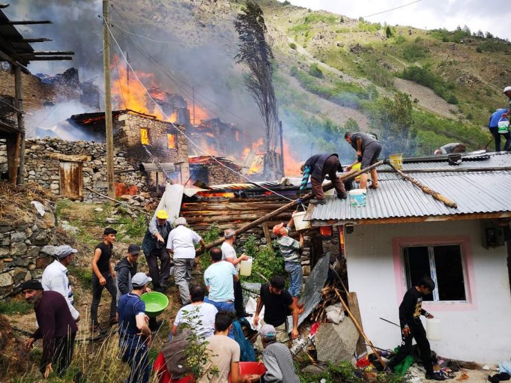 Yusufeli'nde ahşap 10 ev yandı