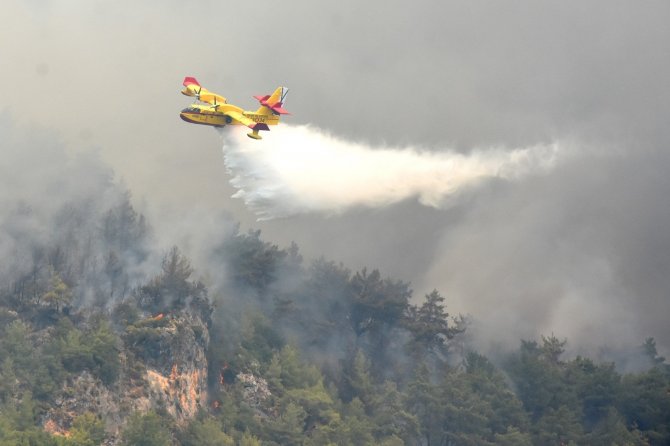 İspanyol yangın söndürme uçakları Köyceğiz’e müdahale ediyor