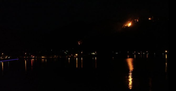 Gece devam eden yangın havadan görüntülendi