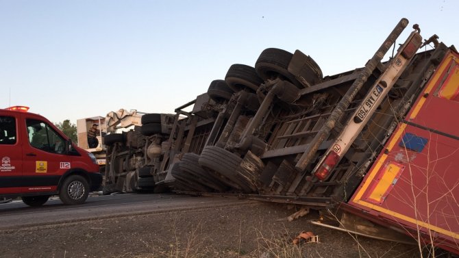 Konya'da devrilen tır karayolunu kapattı, sürücü hayatını kaybetti!