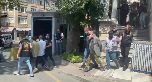 Taksim Meydanı'nda çocukları dilendiren şüpheliler yakalandı