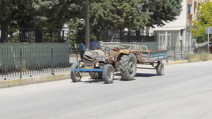 Teneffüste, marketten çikolata alıp okula dönerken traktörün altında kaldı