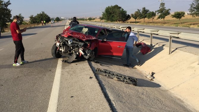 Konya'da feci kaza: Önündeki otomobile çarpıp taklalar attı: 4 yaralı