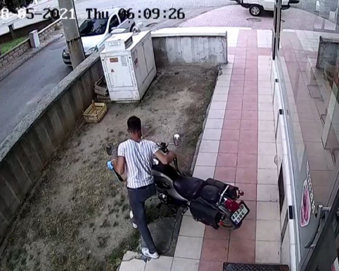 Konya'da hırsız geldiği bisikleti bıraktı çaldığı motosiklet ile kaçtı