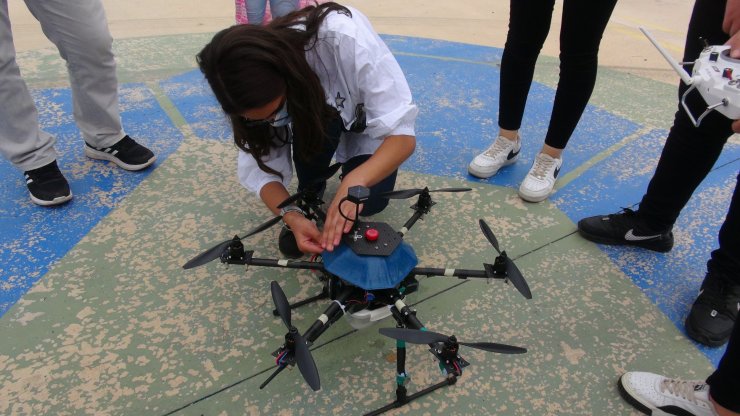 Kız meslek lisesinde, yangın müdahale dronu geliştirildi